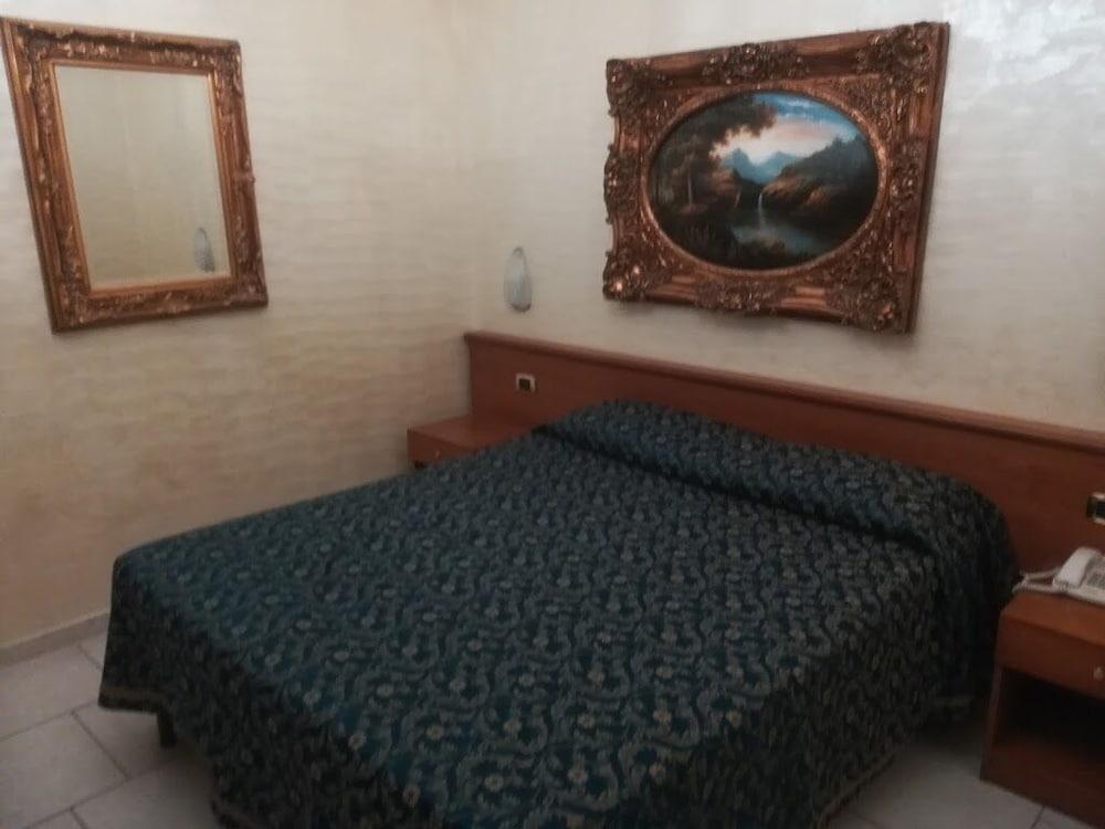 Hotel Riva Del Sole Порто Чезарео Екстериор снимка